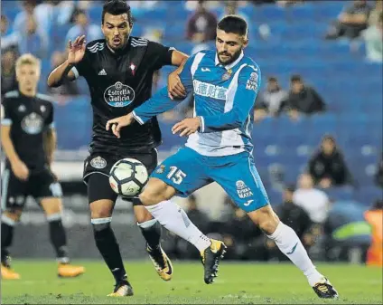  ?? FOTO: PEP MORATA ?? David López, en lucha con un celtiña en el partido de la primera vuelta jugado en Cornellà-El Prat. Acabó 2-1 (Gerard y Piatti)