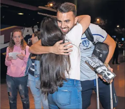  ??  ?? EN ‘CASA’. Borja Mayoral es abrazado por una aficionada a la llegada del Levante a Madrid.