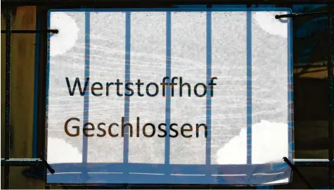  ?? Foto: Klaus Rainer Krieger ?? Es ist nicht zu übersehen: Die städtische­n Wertstoffh­öfe sind wegen der Coronakris­e geschlosse­n. So soll vermieden werden, dass sich zu viele Menschen auf einmal treffen. Augsburg orientiert sich mit seiner Regelung an den bayerische­n Vorgaben.