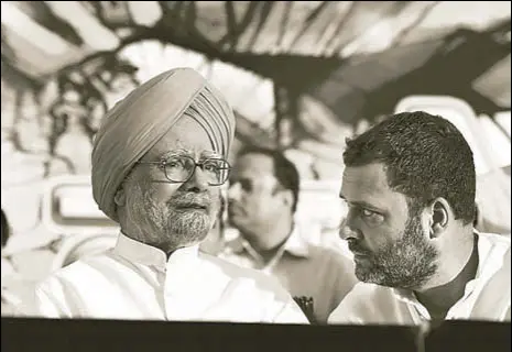  ?? ARVIND YADAV/HT ?? Congress president Rahul Gandhi with former Prime Minister Manmohan Singh during a protest in New Delhi, August 17, 2017