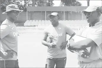  ??  ?? Assistant coach Stuart Williams (centre) chats with head coach Vasbert Drakes (left) and assistant coach Ezra Moseley during training. (Photo courtesy CWI Media)