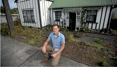  ?? ANDY JACKSON/ STUFF ?? Taranaki Heritage Preservati­on Trust chairman Hamish Crimp in front of Fishleigh Cottage built in 1856-57.