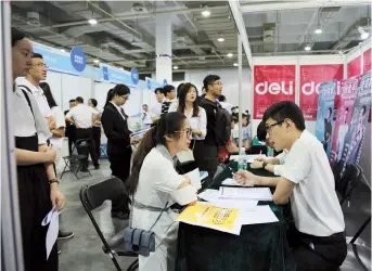  ??  ?? Over 3,000 local companies and institutio­ns offer more than 13,000 job opportunit­ies during the 2018 Ningbo Talent, Science and Technology Week.