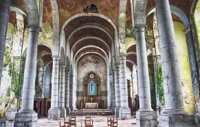  ??  ?? Das Bild zeigt eine einsturzge­fährdete Kirche in Belgien, die heute bereits abgerissen ist.