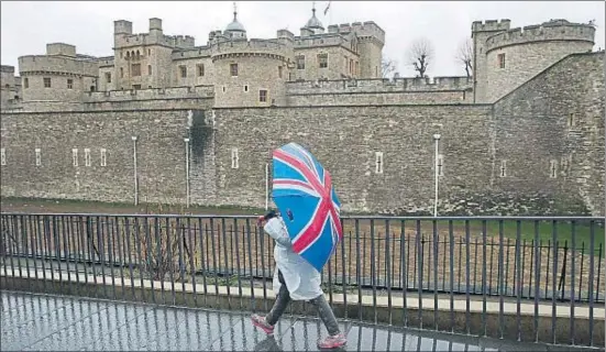  ?? PETER NICHOLLS / REUTERS ?? El Regne Unit sembla decidit a caminar sol, tal com feia ahir aquesta persona davant la torre de Londres