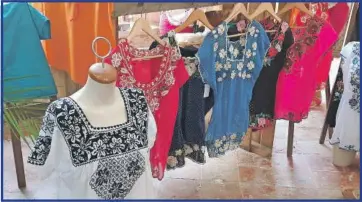  ??  ?? Entre los artículos que se pueden comprar en el bazar están las blusas de campechana­s