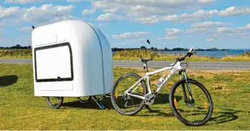  ?? Foto: Wide Path Camper ?? Weniger ist mehr: Dieser Fahrrad-Wohnanhäng­er von Wide Path Camper treibt den Miniatur-Trend auf die Spitze. Das Modell bietet unter anderem ein zum Esstisch umbaubares Bettmodul.