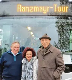  ?? Foto: Michael Ermark ?? Petra Rost, die Zweite Vorsitzend­e des Vereins „KliK“organisier­te den Ausflug mit Silvano Tuiach alias Walter Ranzmayer (rechts) und dem seit 2004 treuen Busfahrer Erwin Hartl.
