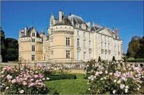  ??  ?? La ville du Lude est célèbre pour son magnifique château et son jardin.