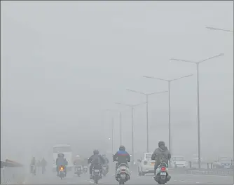  ?? SUNIL GHOSH/HT PHOTO ?? The minimum and maximum temperatur­e will be around 10 and 30 degrees Celsius for the next few days.