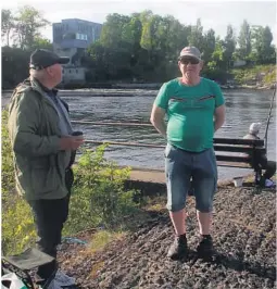  ?? FOTO: ALEXANDER LEHMANN ?? FISKE: Oddbjørn Karlsen og Kai Mesics ute på fisketur langs Skienselva.