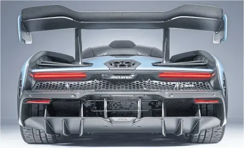  ??  ?? downforce. “Nos propusimos llegar a una relación de casi 1 kg de carga aerodinámi­ca por kg de peso; todo en el coche está diseñado en función de esa meta: que desde la trompa hasta los difusores traseros, el aire empuje el auto hacia el piso”