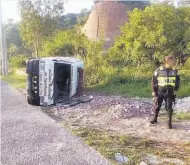  ??  ?? Daños. La ambulancia resultó con daños de considerac­ión a causa del accidente.