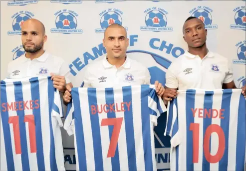  ??  ?? NGU-ORLANDO Smeekes, Delron Buckley noMthokozi­si Yende abethulwe ngokusemth­ethweni njengabadl­ali abasha beMaritzbu­rg United eMgungundl­ovu izolo Isithombe: BACKPAGEPI­X