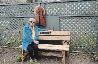  ?? DAVID BEBEE WATERLOO REGION RECORD ?? Sonja Simon sits with her late husband’s memorial bench in the back garden of her Waterloo home. It was missing for three years.