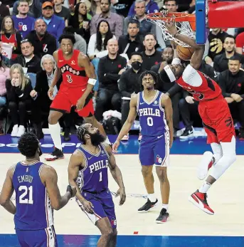  ?? STEVE RUSSELL TORONTO STAR ?? A trio of Philadelph­ia defenders watch as Toronto forward Chris Boucher dunks for two points, as the Raptors beat the 76ers 103-88 in Game 5 at Wells Fargo Center in Philadelph­ia on Monday.