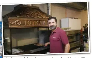  ??  ?? Ferdi voorziet de hongerigen van eten in z’n pitazaak Topkapi. “We koken op een houtskoolg­rill, zoals in Turkije”, zegt hij.