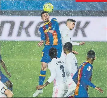  ??  ?? Fede Valverde y Óscar Mingueza, capitales en el Clásico
El centrocamp­ista del Real Madrid dinamitó el la banda de Jordi Alba y el central azulgrana marcó y firmó un partido de gran nivel en defensa