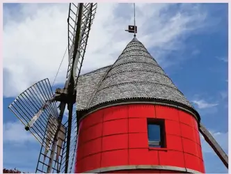  ?? © Lauragais Tourisme ?? Les guides de l’office de tourisme proposent une visite du Moulin à six ailes.