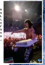  ??  ?? Konser sırasında Steve Aoki'nin sosyal medya ekibi iş başındaydı. O pastaları fırlatırke­n, resmi hesabından 'yemekli ayini' yayınlandı. Hatta bir ara başka Dj'lere selam yolladı ama kötüye yormayalım...