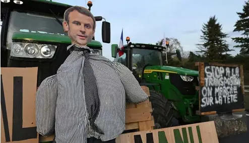  ?? ?? Une effigie du président français Emmanuel Macron sur un tracteur lors d'une manifestat­ion des agriculteu­rs sur une autoroute.