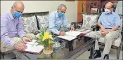  ?? HT PHOTO ?? FAARD foundation president Prof Panjab Singh and BHU registrar Dr Neeraj Tripathi signing an agreement