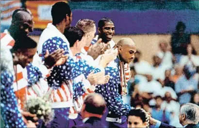  ?? EFE ?? Barcelona 92. Charles Barkley saluda a Juan Antonio Samaranch, presidente del COI, en Barcelona’92. Su hija le ha prohibido vender esta medalla, así que venderá la que ganó más tarde, en Atlanta’96