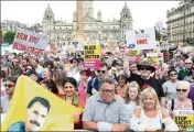  ?? (Photo AFP) ?? Des dizaines de milliers de Britanniqu­es ont manifesté dans la rue contre la venue de Trump.