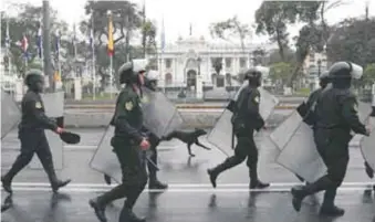  ?? |AP ?? Unos 300 policías mantenían rodeado el Parlamento y el general Jorge Lam dijo a la prensa que sólo estaban autorizado­s a ingresar al edificio los miembros de la Comisión Permanente