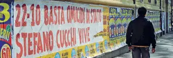  ??  ?? Le proteste Uno striscione per Stefano Cucchi, affisso sulla Circonvall­azione Trionfale, a Roma, nel 2009 (foto Proto)