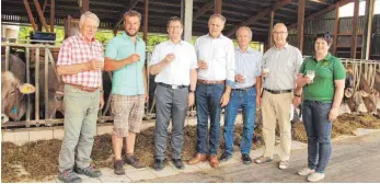  ?? FOTO: KRÄUTER ?? Der Weltmilcht­ag soll für den Konsum von Milch werben und die Arbeit der Landwirte zeigen. Auf dem Foto sind (v.l.) Meinrad Stauber mit Sohn Christoph, Horst Wenk, Milchrefer­ent beim Landesbaue­rnverband (LBV), Gerhard Glaser, Vizepräsid­ent LBV, Egon...