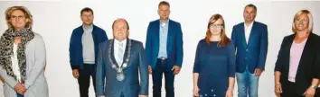  ?? Foto: Jürgen Leykamm ?? Neu im Gemeindera­t in Buchdorf: (von links) Christiane Würth, Klaus Reile, Bürgermeis­ter Walter Grob, Arthur Wiest, Franziska Gerstmeier, Josef Behringer und Sandra Fischer.