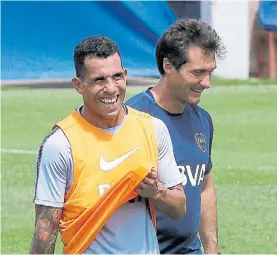  ??  ?? El dúo. Tevez y Guillermo, históricos de Boca ante una hora crucial.