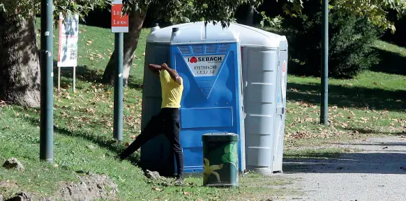  ?? (foto Porta) ?? Nel verde
Sopra bagni chimici nei Giardini Montanelli, a fianco il «Toilet Bus» itinerante e, sotto, un interno dell’ex pullman dell’Atm che, oltre ai wc, ha anche uno spazio-bebè per il cambio pannolini