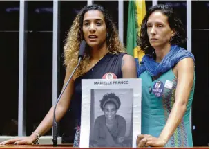  ??  ?? Anielle e Mônica na tribuna: “A luta de Marielle não terminou com a morte dela”