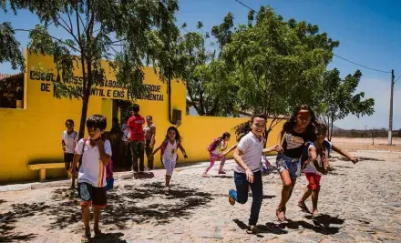  ?? Eduardo Anizelli - 06.nov.2015/Folhapress ?? Alunos em escola de Sobral (CE); sucesso de ensino na cidade é analisado no livro