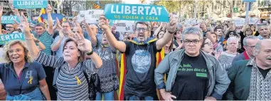  ?? JACK TAYLOR ?? Protesters gather in Barcelona city centre yesterday to demonstrat­e against the Spanish federal government’s move to suspend Catalonian autonomy