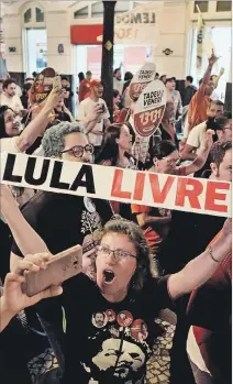 ?? RODOLFO BUHRER / REUTERS ?? Curitiba. Los partidario­s del expresiden­te Lula le ofrecieron su apoyo.