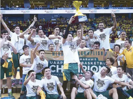  ?? JOEY MENDOZA JR. ?? The FEU Tamaraws celebrate their 20th UAAP crown with team owner Anton Montinola, right, in yellow shirt.