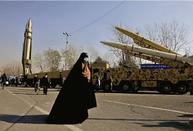  ?? (TÉHÉRAN, 7 JANVIER 2022/VAHID SALEMI/AP PHOTO) ?? Des missiles Qiam, Zolfaghar et Dezful exposés en plein coeur de la capitale.