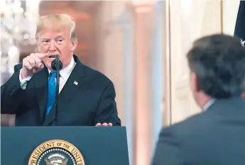  ?? Afp ?? ENOJADO. Momento cuando el presidente Donald Trump se dirige al periodista de la cadena CNN, Jim Acosta. Por la noche, la Casa Blanda informó que le retiraba la credencial.