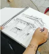  ??  ?? An artist sketches a historical building at an event featuring a group of amateur artists on June 9.