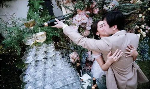  ??  ?? 6 6 The newlyweds cheer for their future with a stunning champagne tower by Casa Luxia
