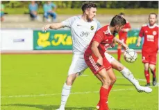  ?? ARCHIVFOTO: JOSEF KOPF ?? Sergen Leyla (rechts gegen Ehingens Michael Turkalj) und der FC Wangen kassierten in Tübingen eine bittere 1:3-Niederlage