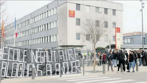  ??  ?? Des lycéens se sont rassemblés devant le lycée Bourdelle bien décidés à perturber le déroulemen­t des épreuves.