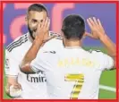  ??  ?? Benzema y Hazard celebran el 1-0.