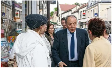  ??  ?? En juin 2012;, Michel Rocard, était de retour dans son fief de Conflans, à l’occasion d’une séance de dédicaces organisée à la librairie «Les Ptits Papiers». Ses deux derniers ouvrages : Mes points sur les i - Propos sur la présidenti­elle et la crise,...