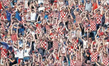  ??  ?? Aficionado­s de Croacia celebran un gol de su selección en la Eurocopa.