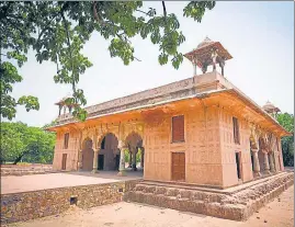  ?? SANCHIT KHANNA /HT PHOTO ?? The 17th century Roshanara Bagh — a garden developed by the second daughter of the emperor Shah Jahan and begum Mumtaz Mahal — is spread over 57 acres.