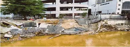  ?? (Foto Nik Abdullah Nik Omar/bh) ?? Runtuhan tebing Sungai Kelantan berhampira­n kondominiu­m Pelangi Mall dan hotel di Jalan Post Office Lama, Kota Bharu.